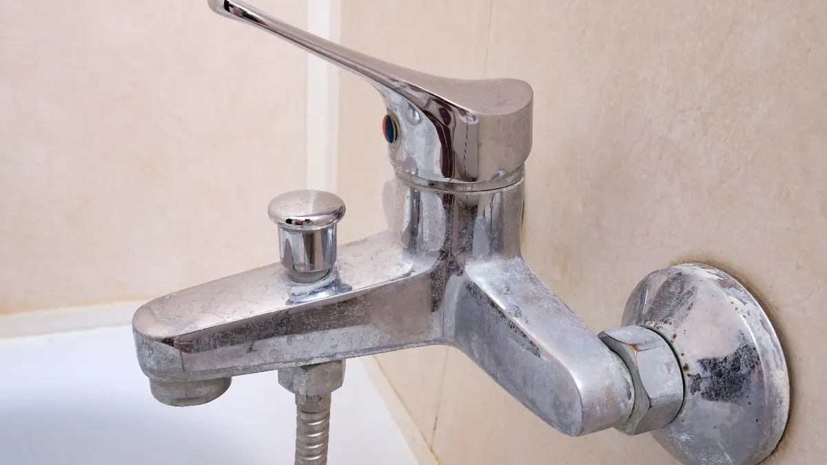 Cal acumulada en grifería por el agua dura de Mallorca