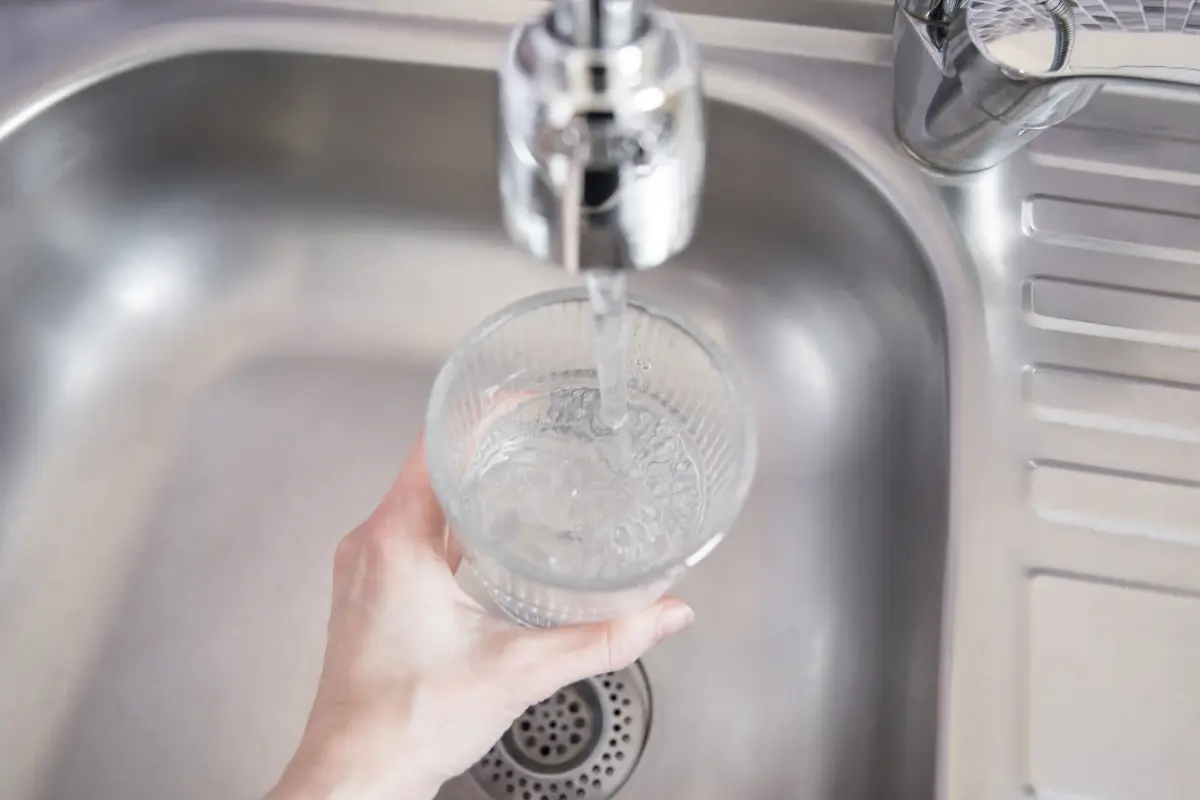 Vaso de agua del grifo en Mallorca: el agua dura no es perjudicial para la salud