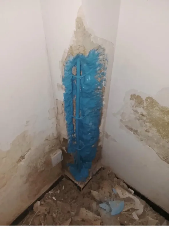 Tubería de bajante interior con signos de antigüedad