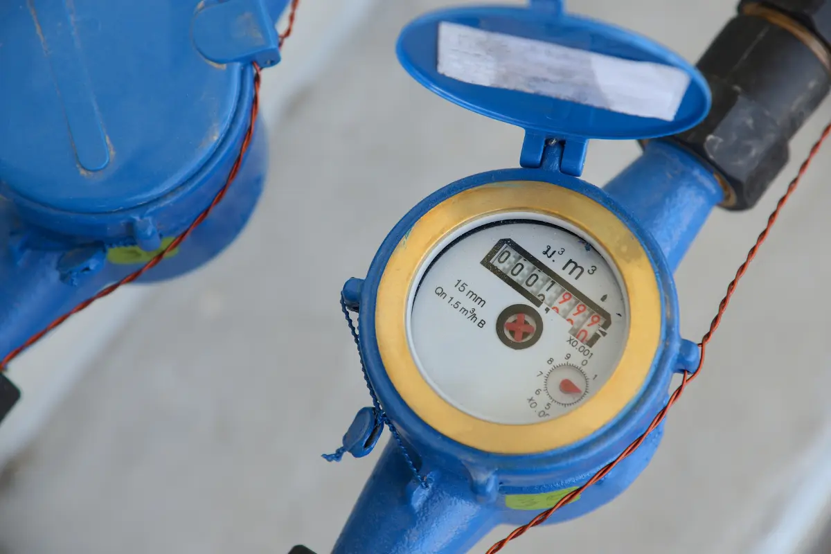 Contador de agua para detectar fugas ocultas mediante prueba de cierre