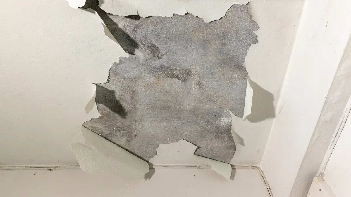 Mancha de humedad en techo causada por fuga de agua oculta