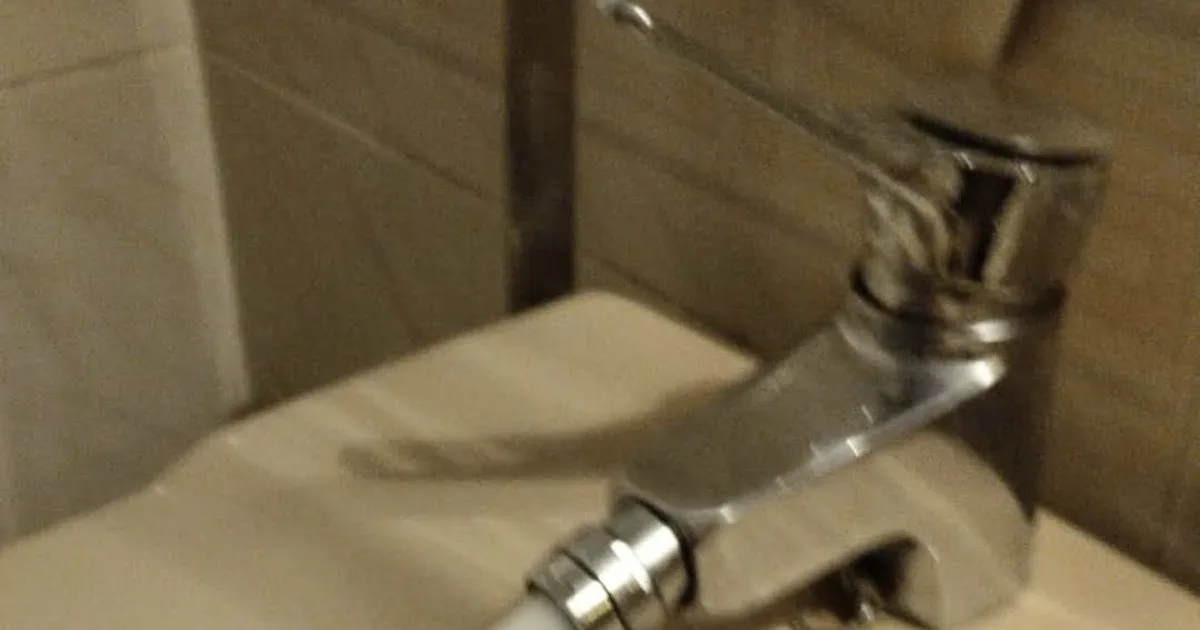 Grifo de lavabo cromado con agua corriente