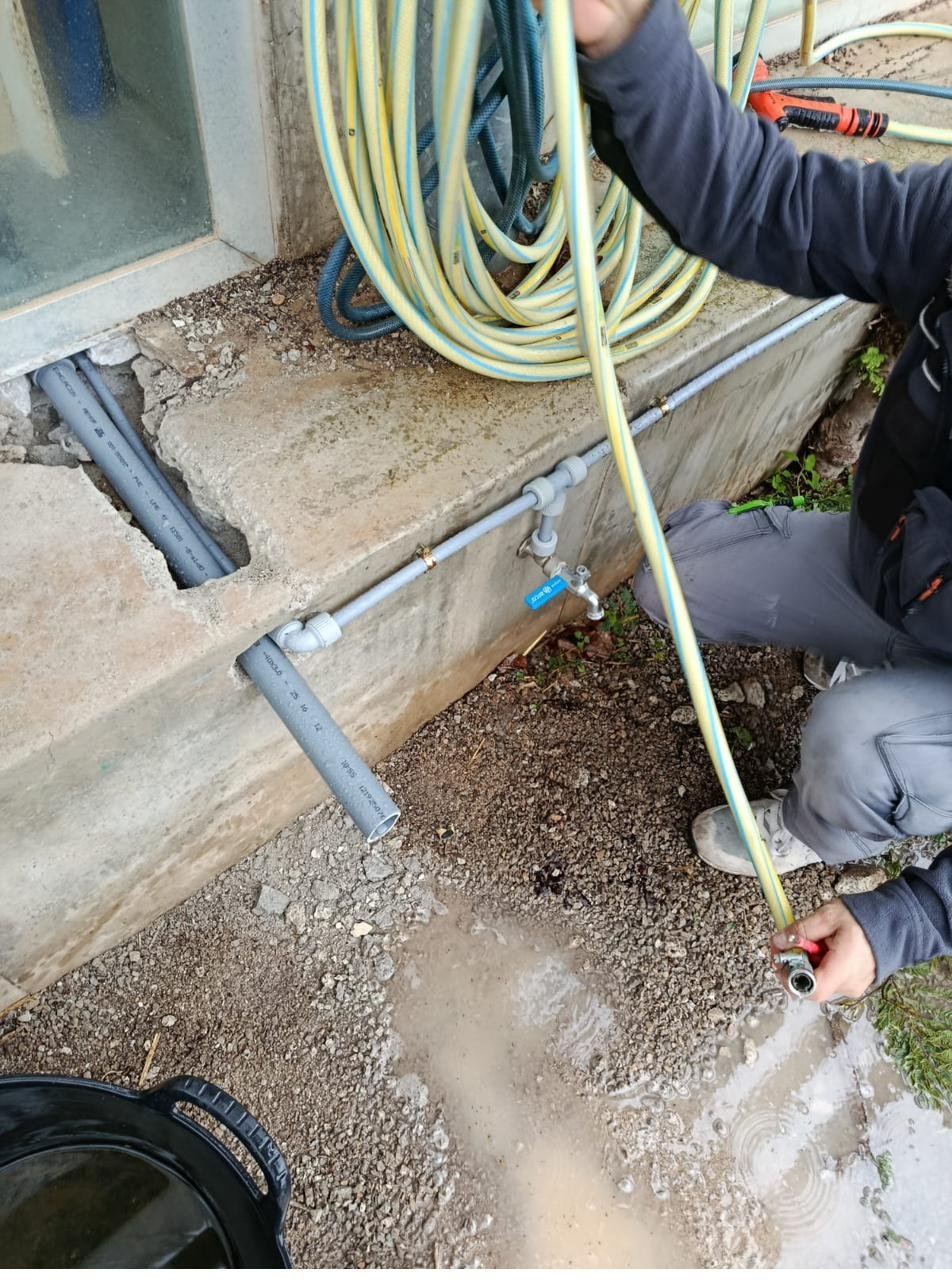 Instalación de fontanería exterior con llave de paso en segunda residencia en Andratx, costa oeste de Mallorca