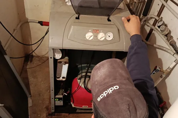 Fontanero de HRVS reparando caldera y sistema de calefacción doméstica