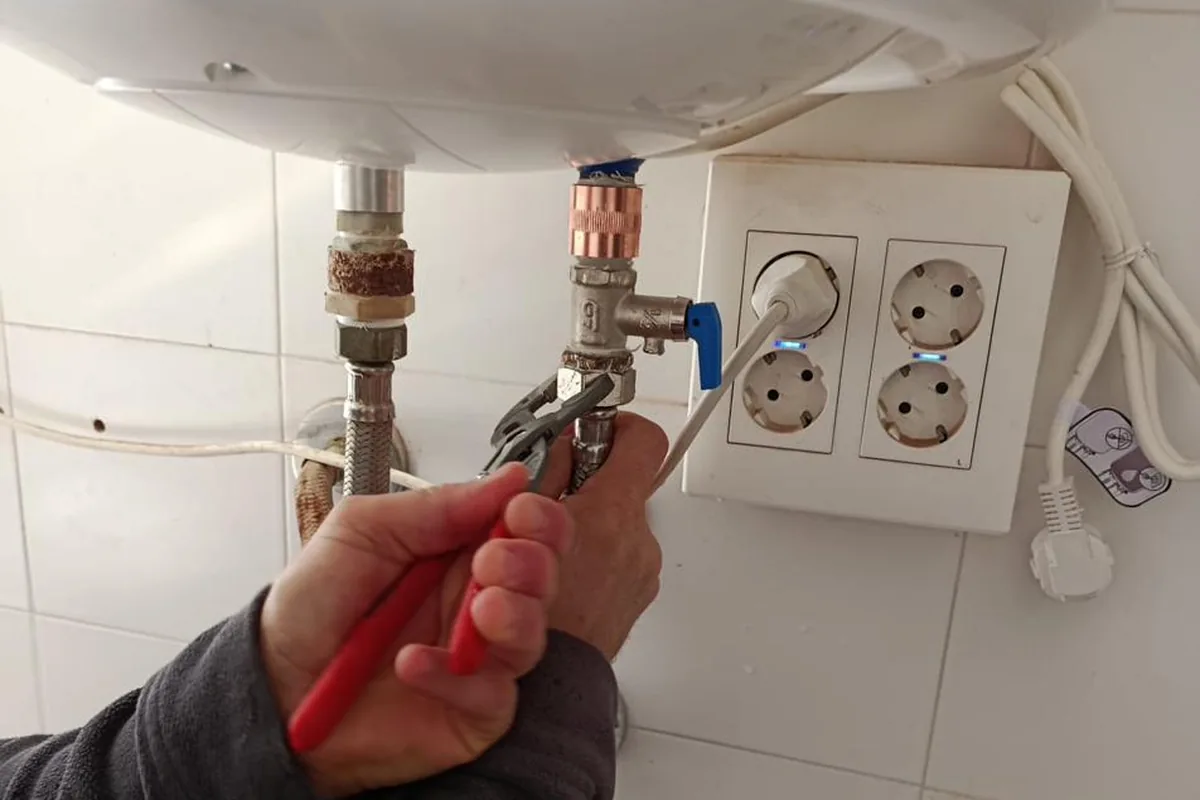 Fontanero de HRVS sustituyendo un termo eléctrico en vivienda